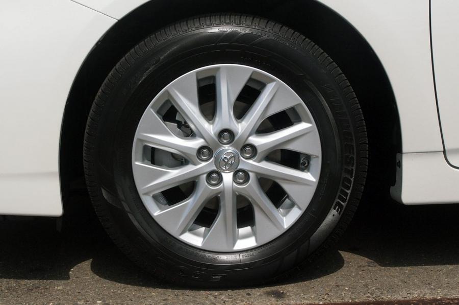 Toyota Prius Plug-In Hybrid 2012 года  (фото 71 из 75)